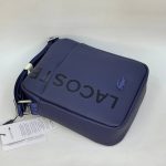 حقيبة كروس رجالي لاكوست (Lacoste) الرياضية – كحلي بلمسة عصرية