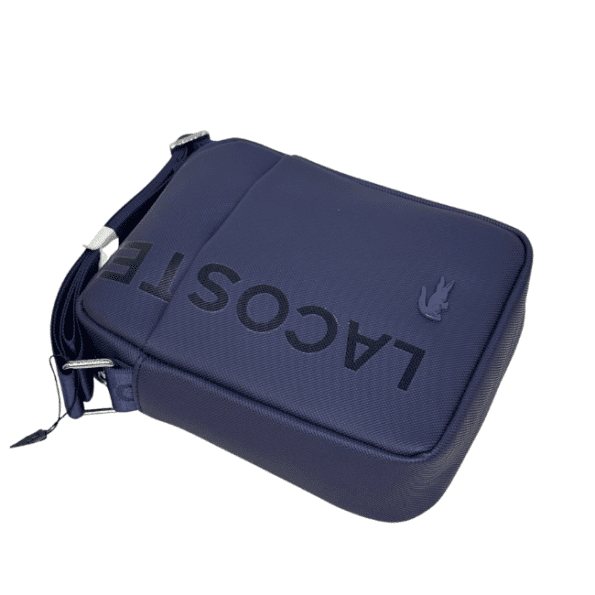 حقيبة كروس رجالي لاكوست (Lacoste) الرياضية – كحلي بلمسة عصرية